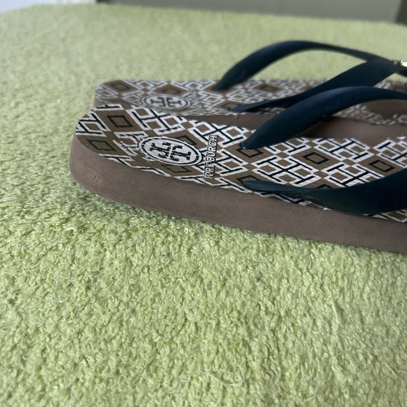 Tory Burch Geometric Print Flip Flops With navy Blue Straps. - Picture 3 of 9